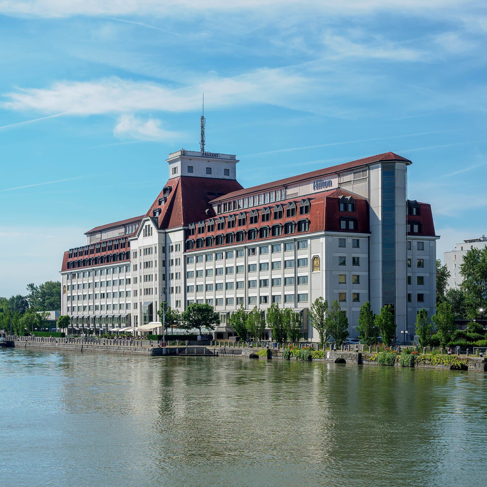 Hilton Vienna Waterfront (via Wikimedia Commons, CC BY-SA 2.0)