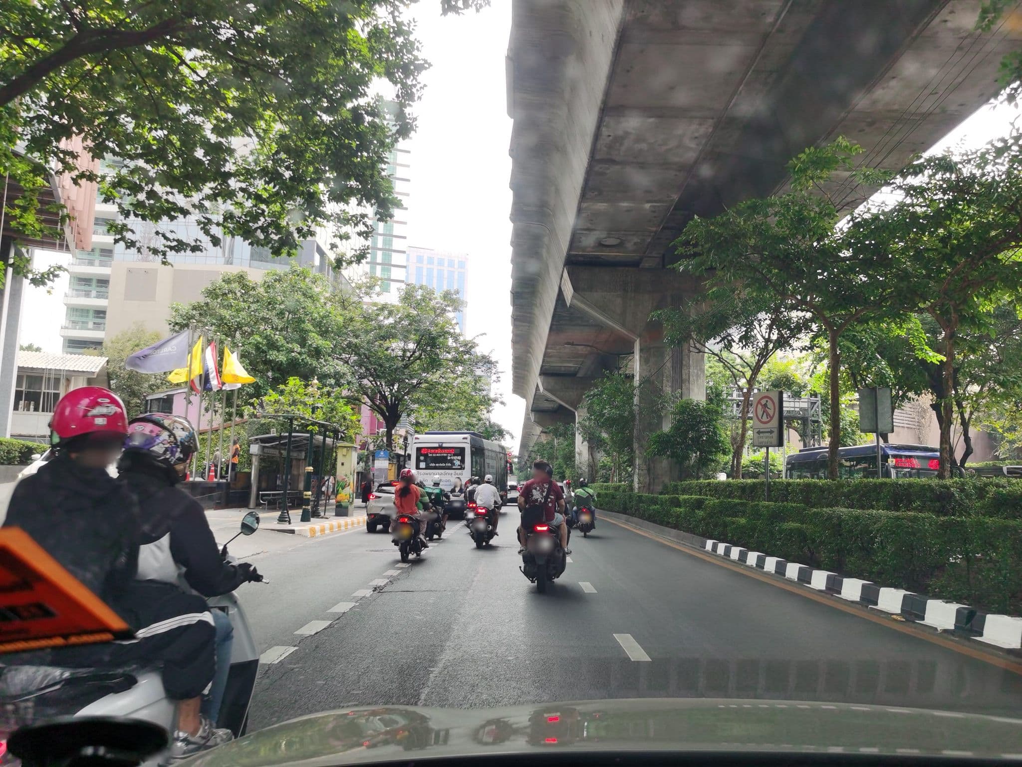 Street view near Plunge Rooftop Pool, Watthana — © lin_wang (CC BY-SA · Mapillary)