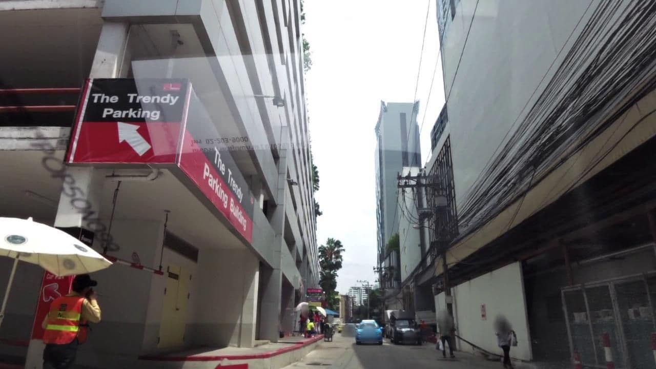 Street view near Swimming Pool, Makkasan — © toffy (CC BY-SA · Mapillary)