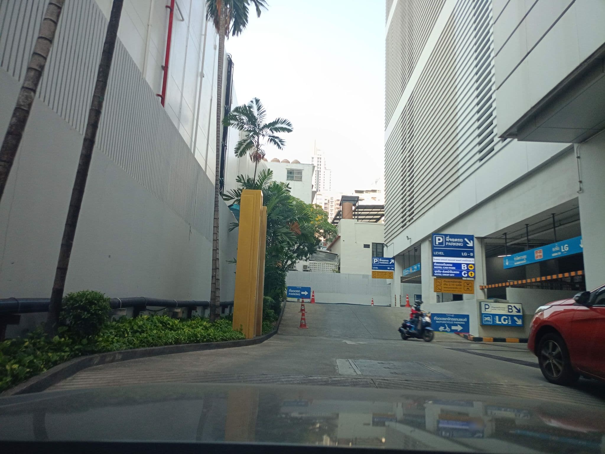 Street view near eRiCa1111 @ Grande Centre Point Hotel & Residence, Makkasan — © kasetitkml_pipitchai (CC BY-SA · Mapillary)