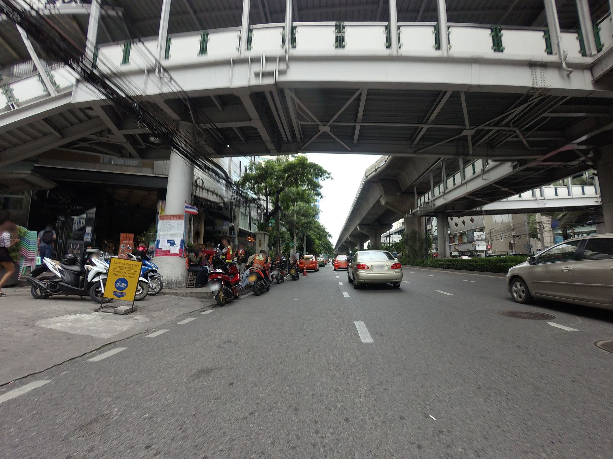 Street view near Sukhumvit Suites, Watthana — © mishari (CC BY-SA · Mapillary)