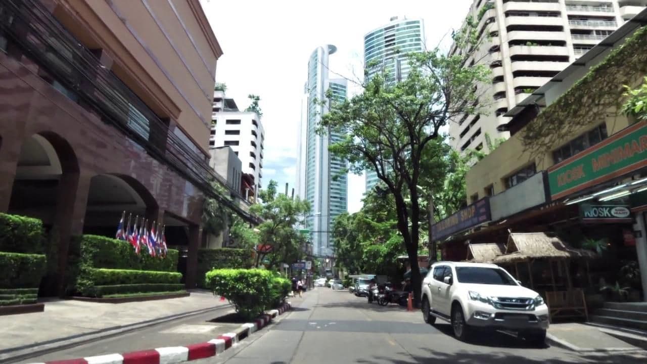 Street view near The Café, Rembrandt Hotel, Watthana — © toffy (CC BY-SA · Mapillary)