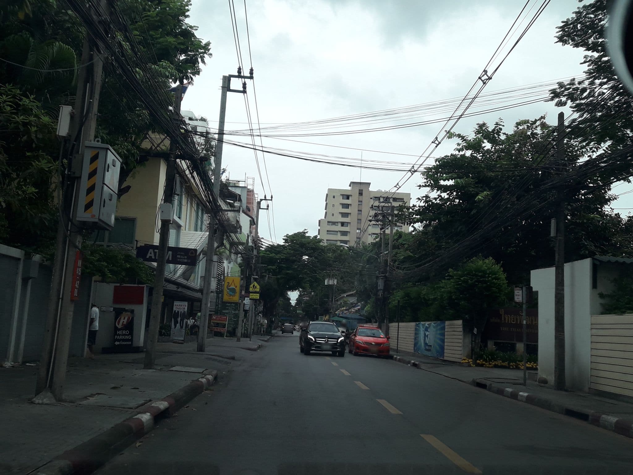 Street view near Royal Ivory Hotel, Makkasan — © jetman11 (CC BY-SA · Mapillary)