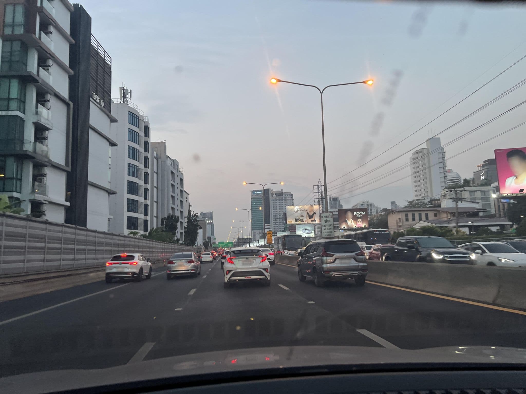 Street view near Ibiz, Makkasan — © lin_wang (CC BY-SA · Mapillary)