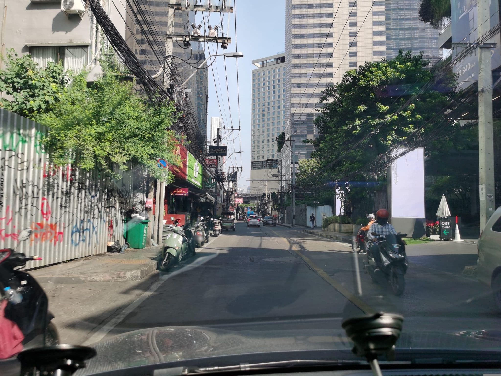 Street view near Check Inn Regency Park, Watthana — © lin_wang (CC BY-SA · Mapillary)