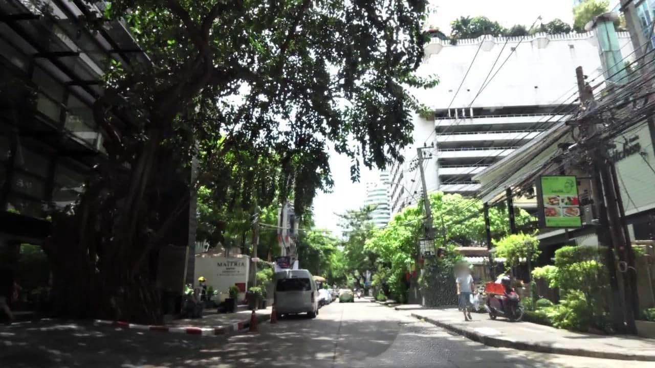 Street view near Maitria Hotel Sukhumvit 18, Watthana — © toffy (CC BY-SA · Mapillary)