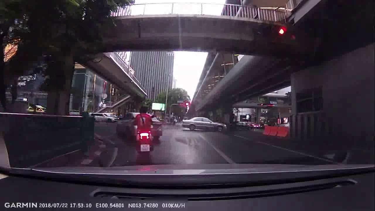 Street view near Swimming Pool, Makkasan — © noonishere (CC BY-SA · Mapillary)