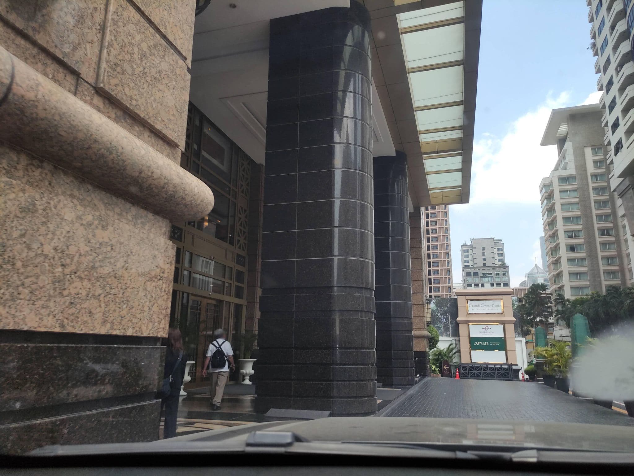 Street view near Swimming Pool @ Anantara Siam Hotel, Makkasan — © kasetitkml_pipitchai (CC BY-SA · Mapillary)
