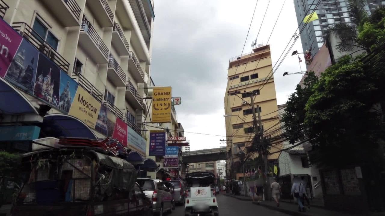 Street view near SukhumvitAvenuHotel, Makkasan — © toffy (CC BY-SA · Mapillary)