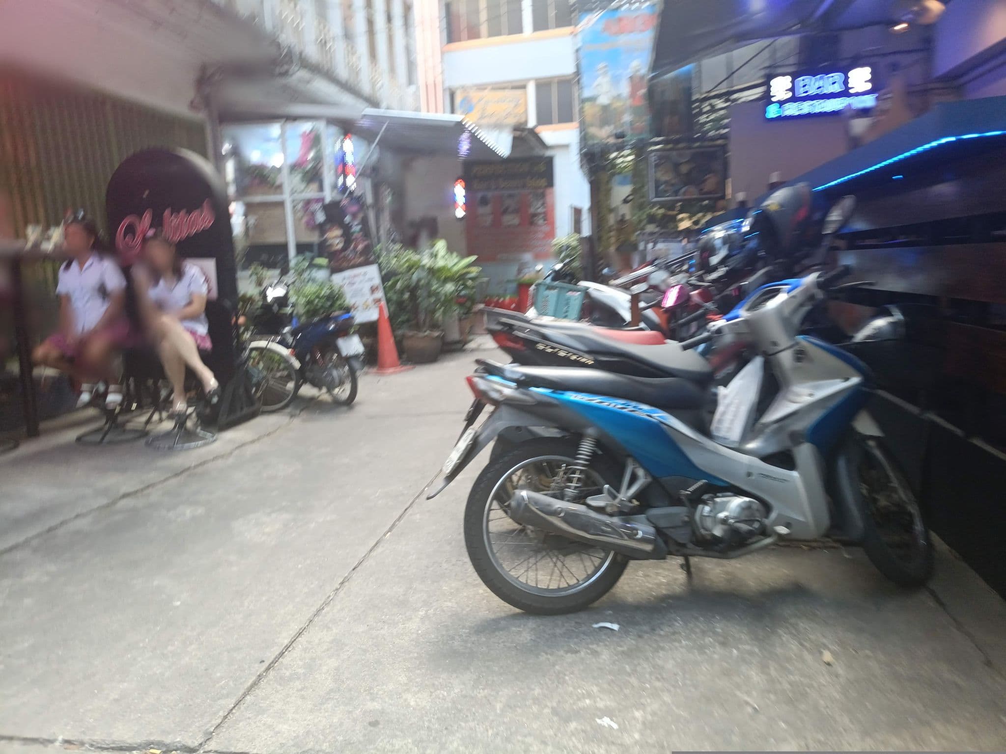 Street view near Hostel Shane, Makkasan — © skillsy (CC BY-SA · Mapillary)