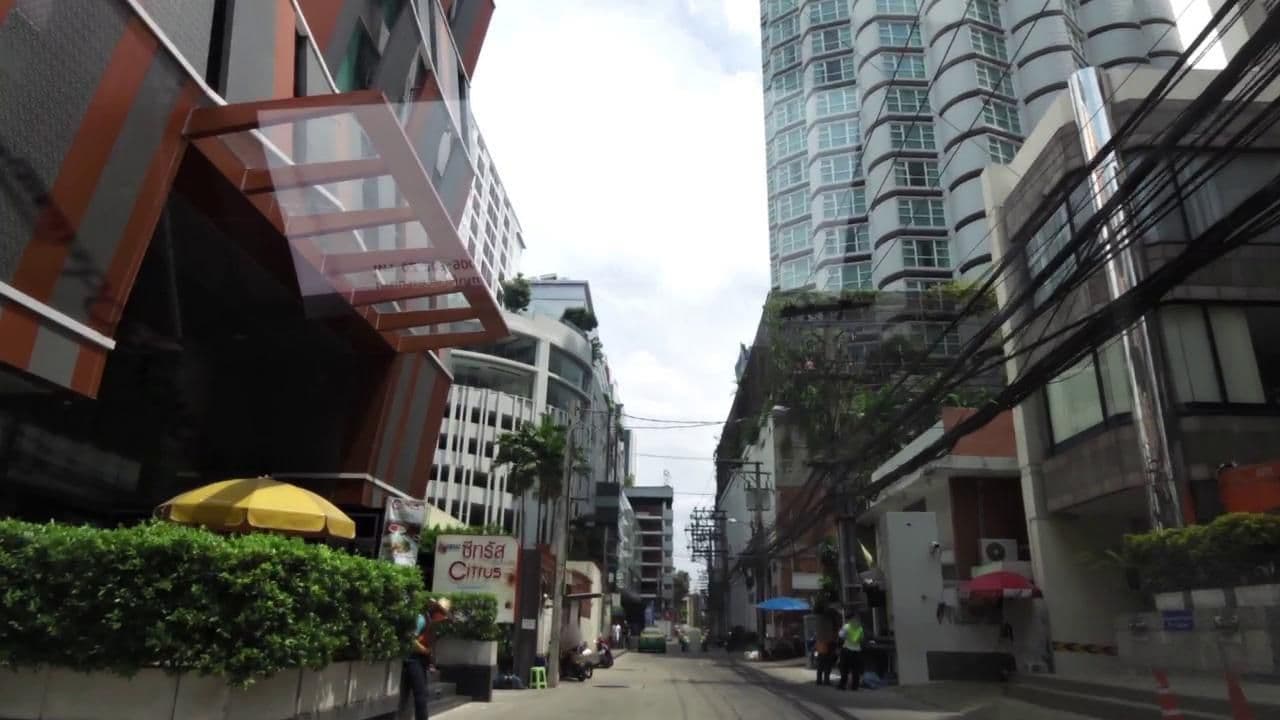 Street view near Movenpick Hotel Sukhumvit 15 Rooftop Pool, Makkasan — © toffy (CC BY-SA · Mapillary)