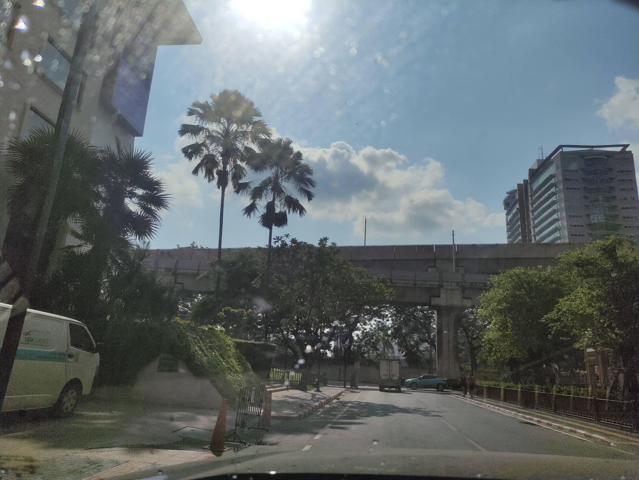 Street view near Club Med Bangkok Office :  HOLIDAY VILLAGES (THAILAND) LTD., Makkasan — © kasetitkml_pipitchai (CC BY-SA · Mapillary)