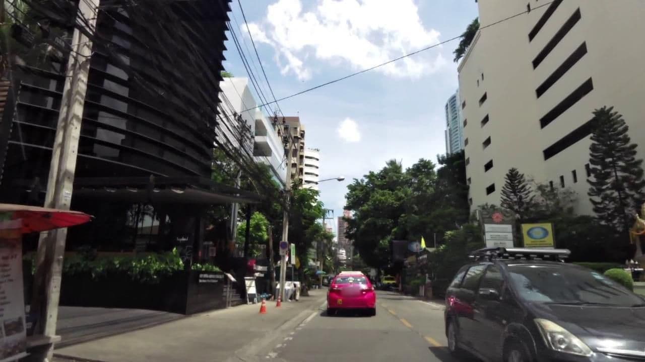 Street view near Best Western Plus At 20 Sukhumvit, Watthana — © toffy (CC BY-SA · Mapillary)