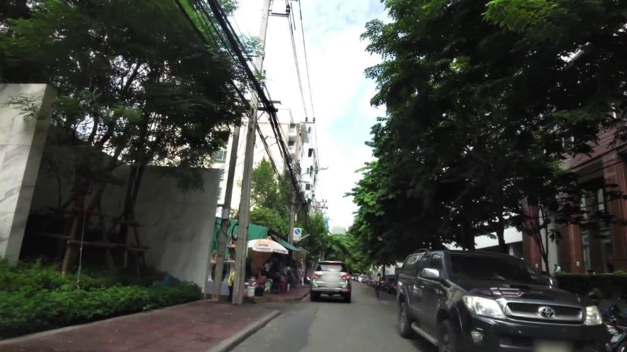 Street view near Centre Point Saladaeng, Bang Rak — © toffy (CC BY-SA · Mapillary)