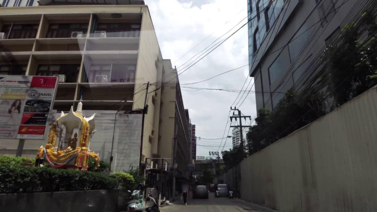 Street view near Night Hotel Bangkok - Sukhumvit 15, Makkasan — © toffy (CC BY-SA · Mapillary)