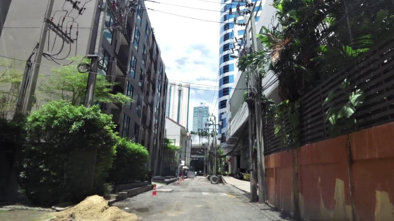 Street view near Sotetsu Grand Fresa Bangkok, Watthana — © toffy (CC BY-SA · Mapillary)