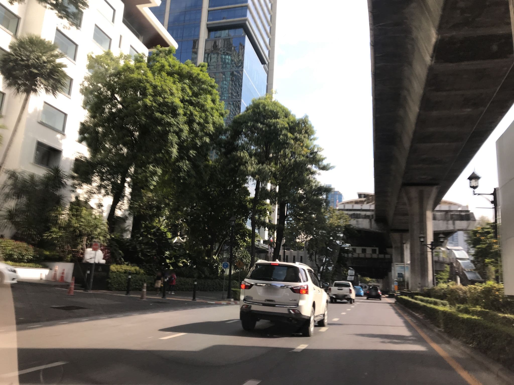 Street view near Four Seasons Hotel Bangkok, Makkasan — © balletty (CC BY-SA · Mapillary)