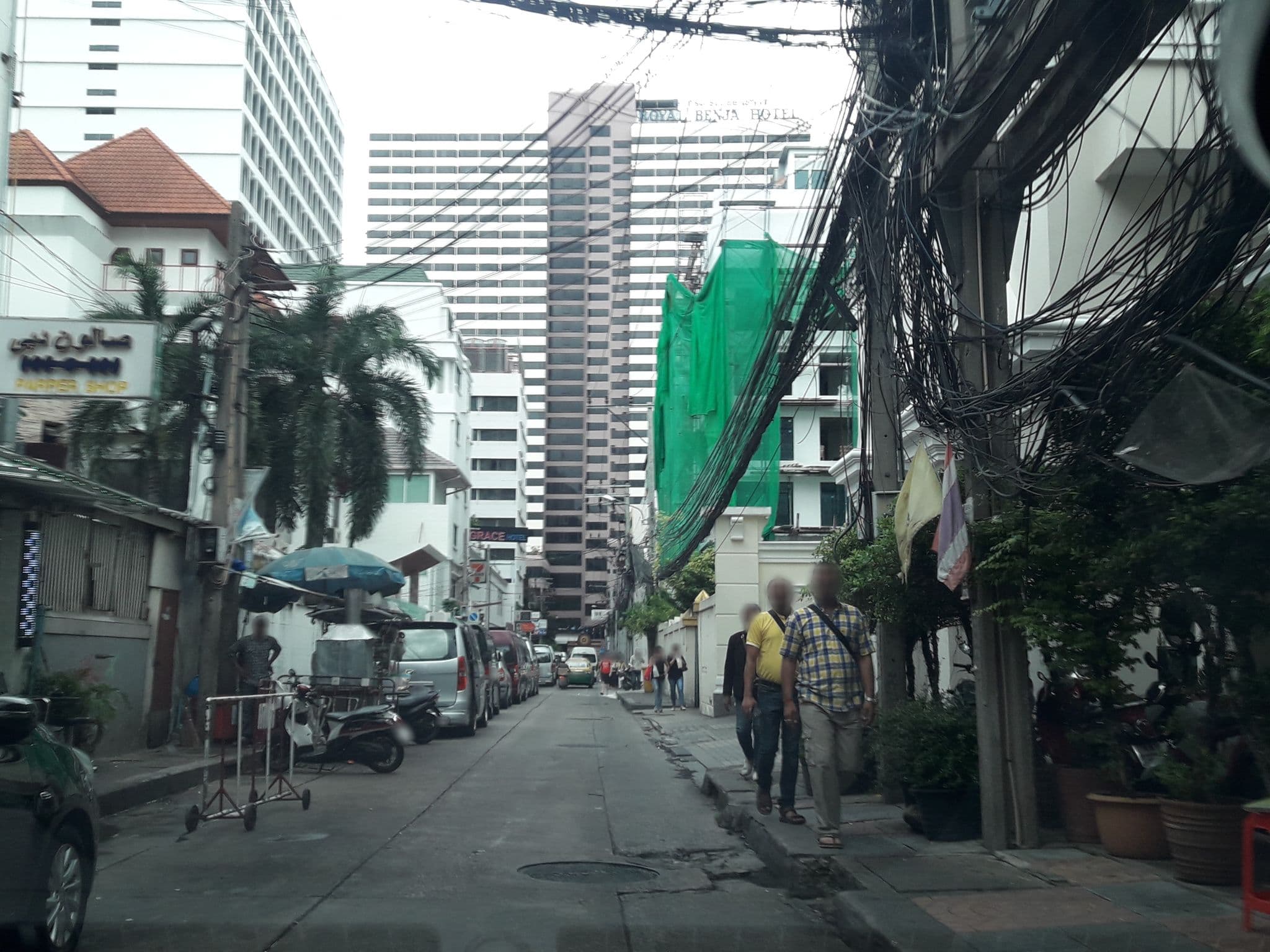 Street view near Sahara Hotel, Makkasan — © jetman11 (CC BY-SA · Mapillary)