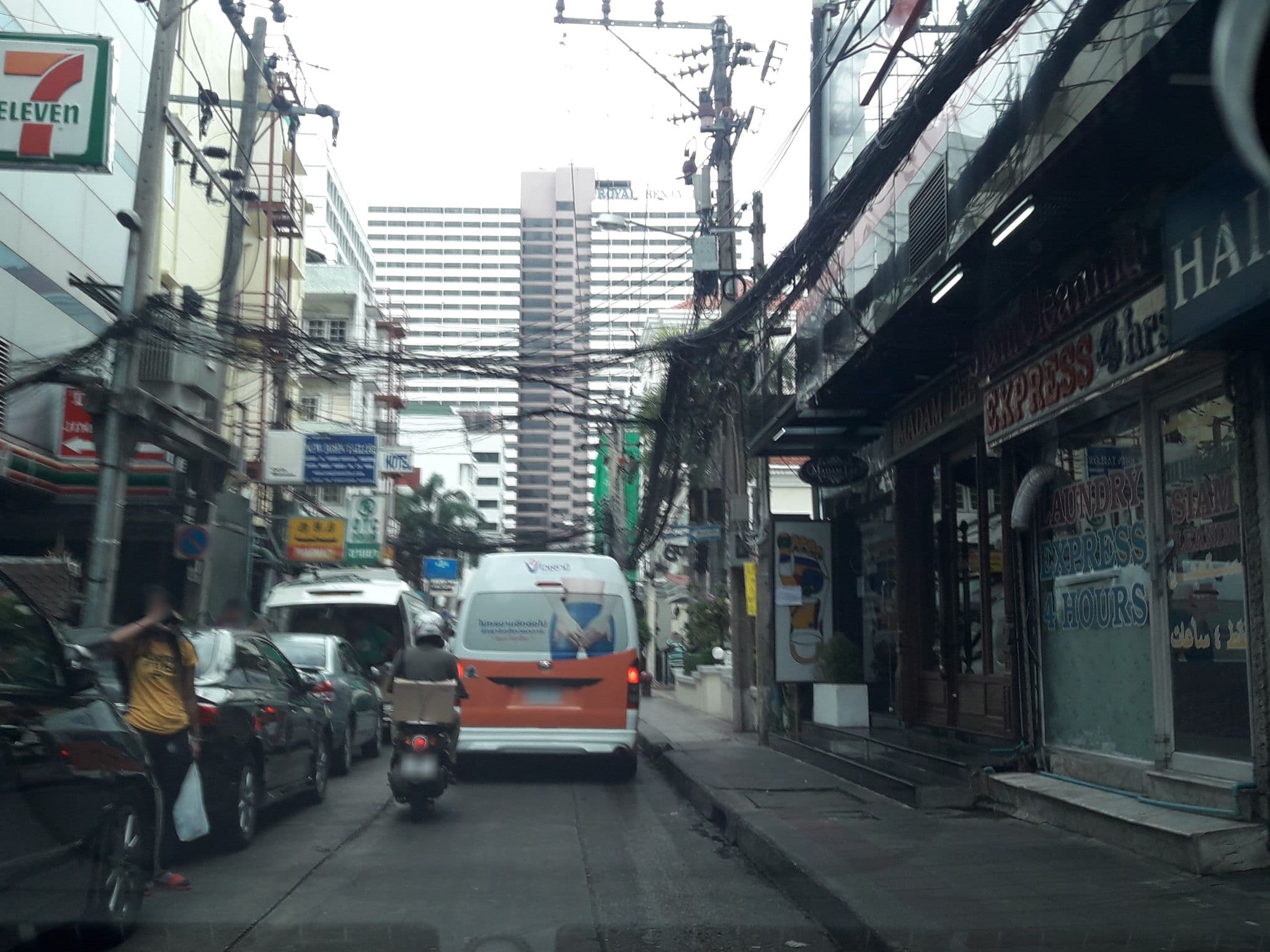 Street view near Glow Sukhumvit, Makkasan — © jetman11 (CC BY-SA · Mapillary)