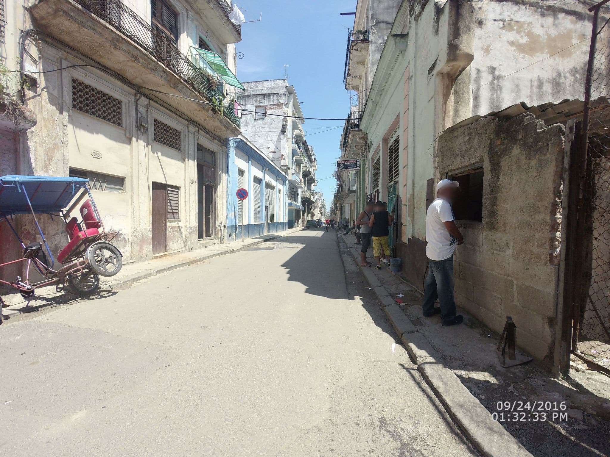Street view near Casa Yissel y Orlando, La Habana Vieja