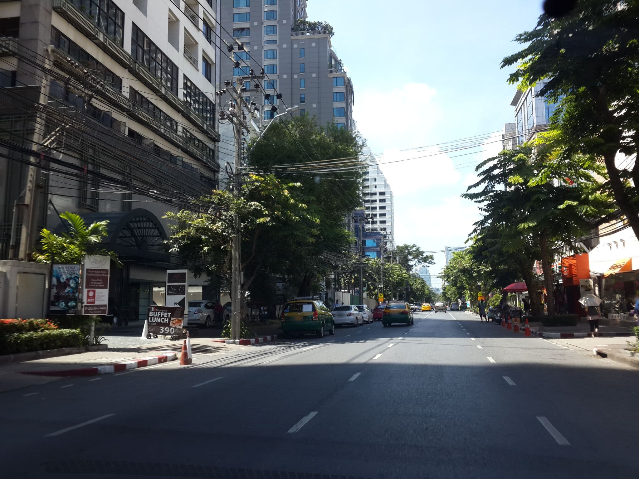 Street view near โรงแรมเซนเตอร์พ้อย, Makkasan — © mishari (CC BY-SA · Mapillary)