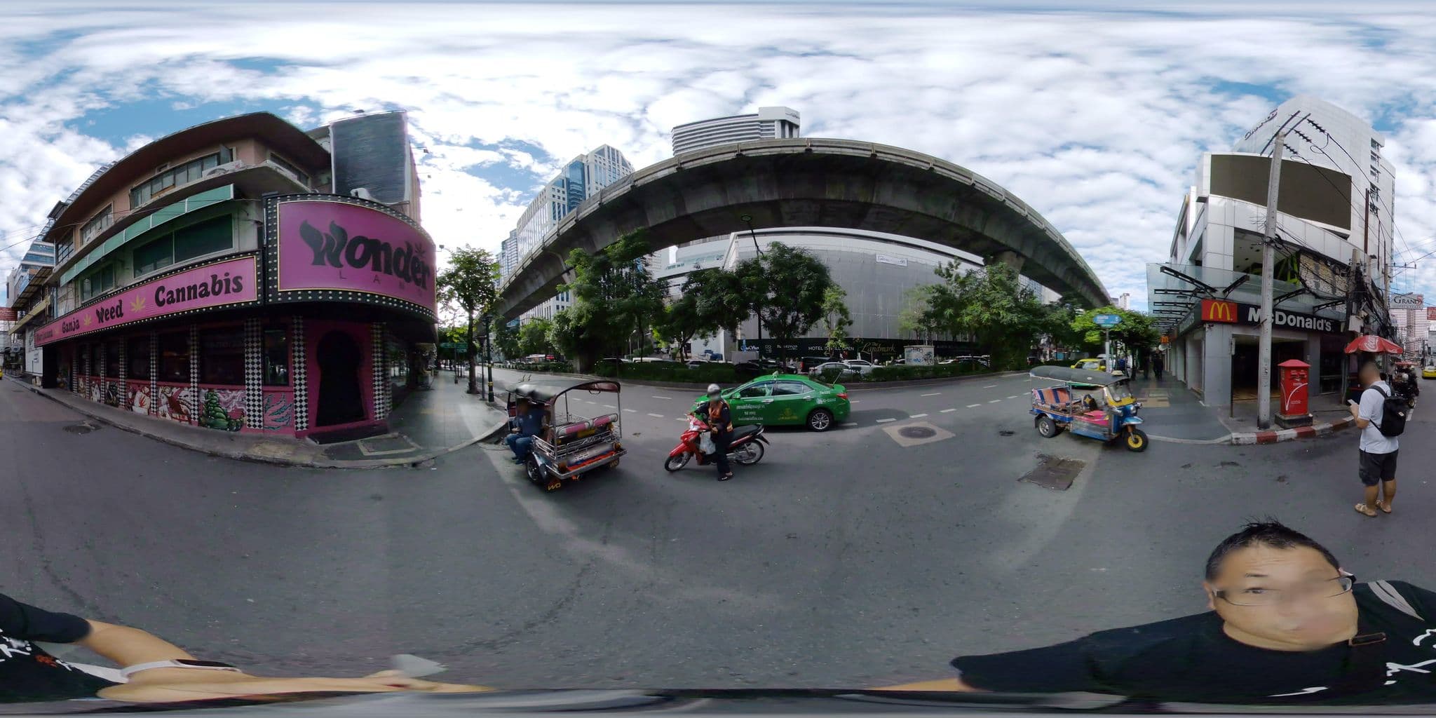 Street view near Club Lounge, Makkasan — © mapconcierge (CC BY-SA · Mapillary)