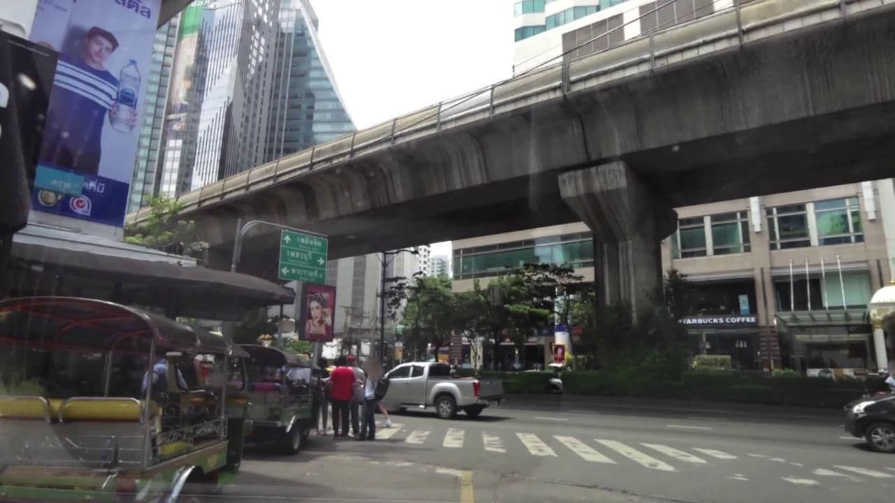 Street view near White House Hotel, Watthana — © toffy (CC BY-SA · Mapillary)