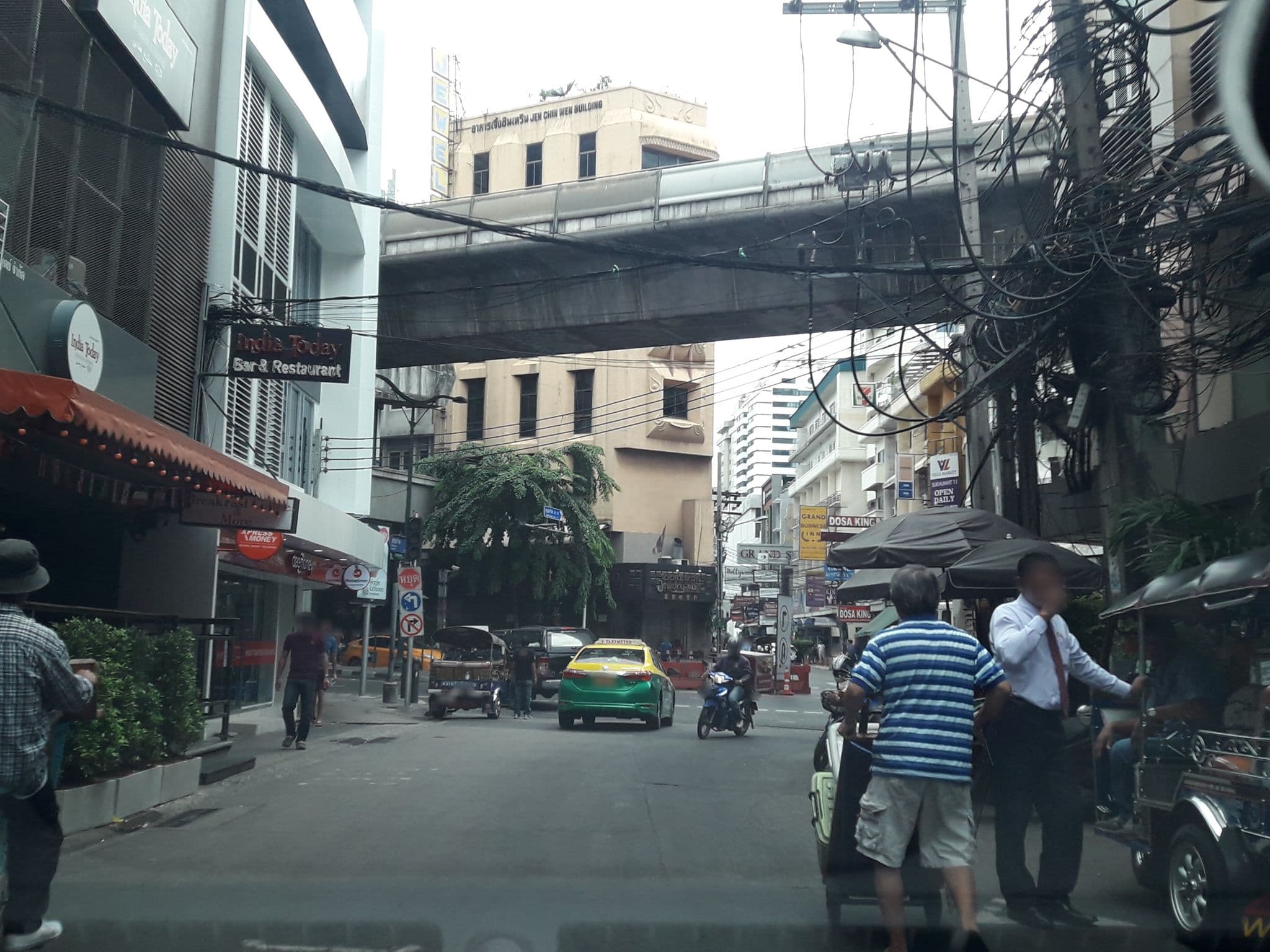Street view near Ei8ht Inn, Makkasan — © jetman11 (CC BY-SA · Mapillary)