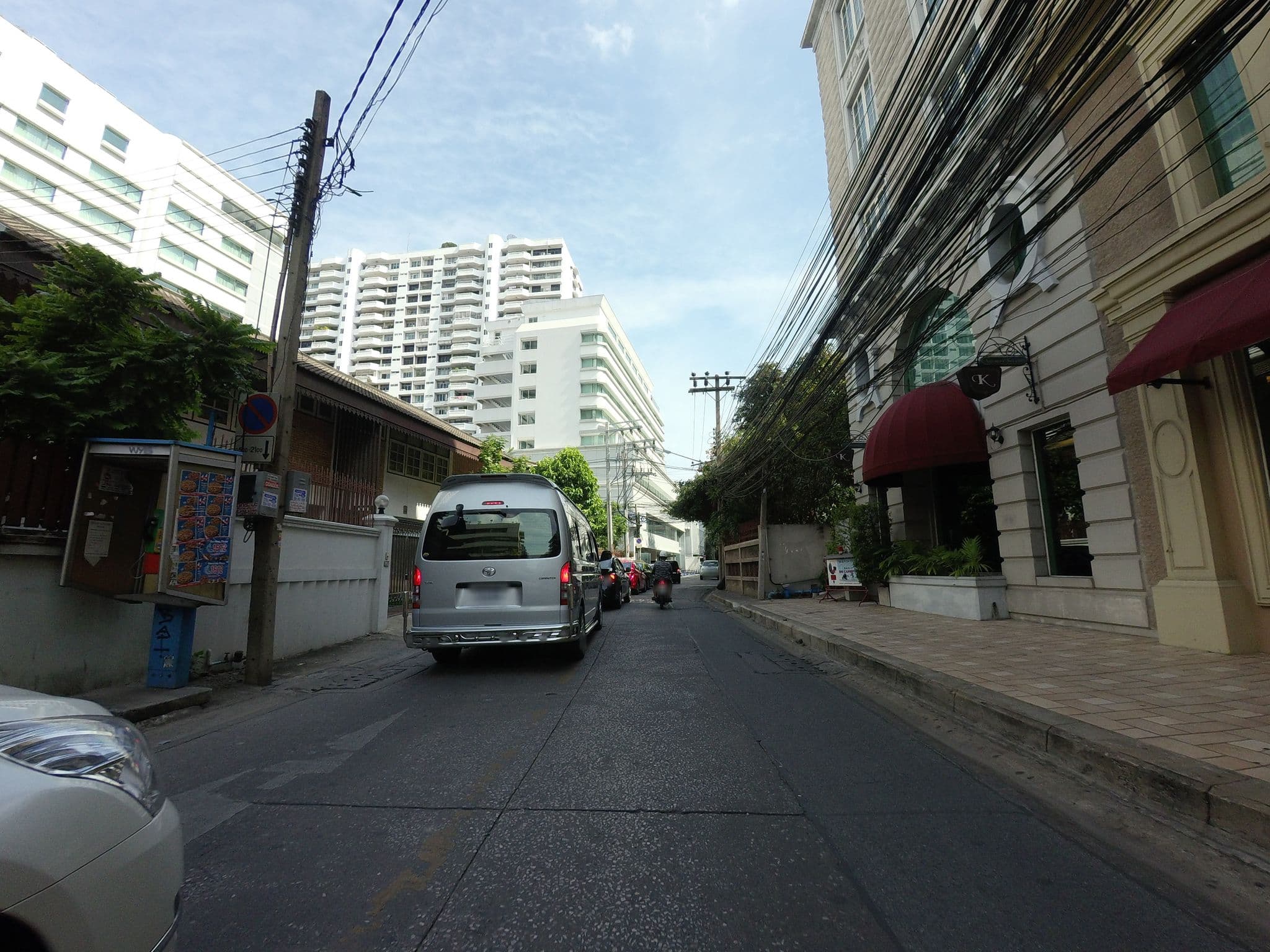 Street view near Kingston Suites Bangkok, Makkasan — © mishari (CC BY-SA · Mapillary)