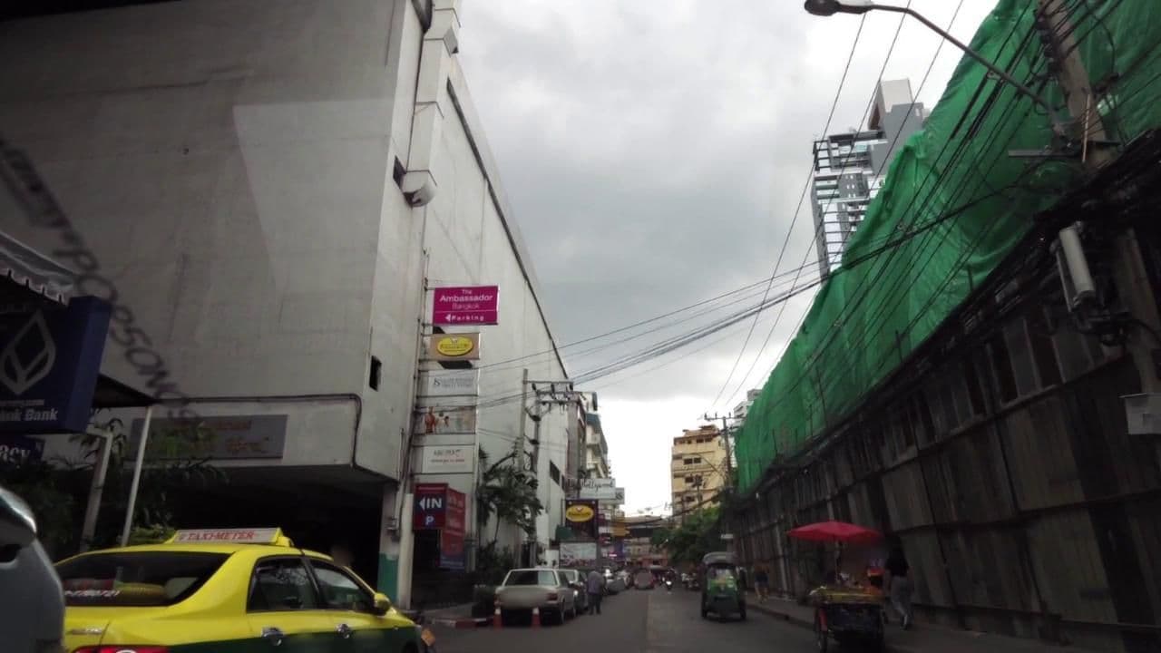 Street view near Suk11 Hostel, Makkasan — © toffy (CC BY-SA · Mapillary)