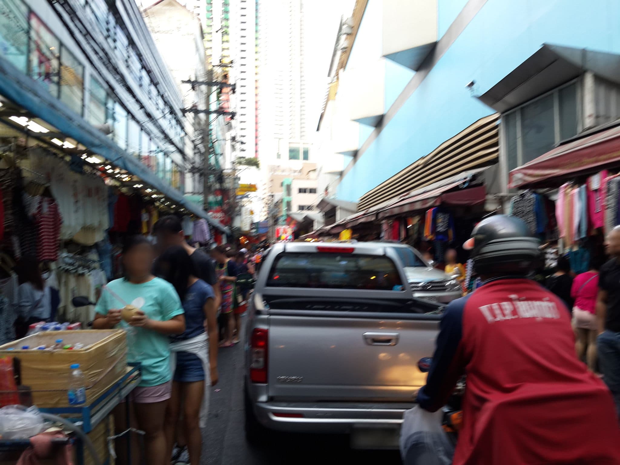 Street view near dé Centro Hotel, Makkasan — © mishari (CC BY-SA · Mapillary)