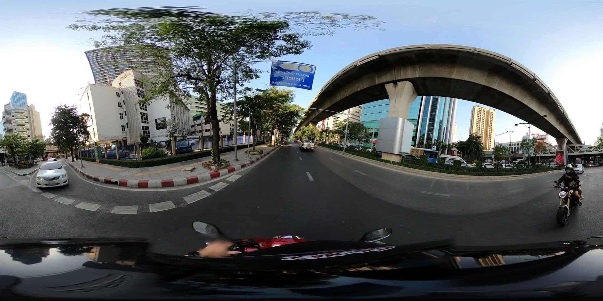 Street view near Dreamtown Hotel, Ratchathewi — © NatchaponJ (CC BY-SA · Mapillary)