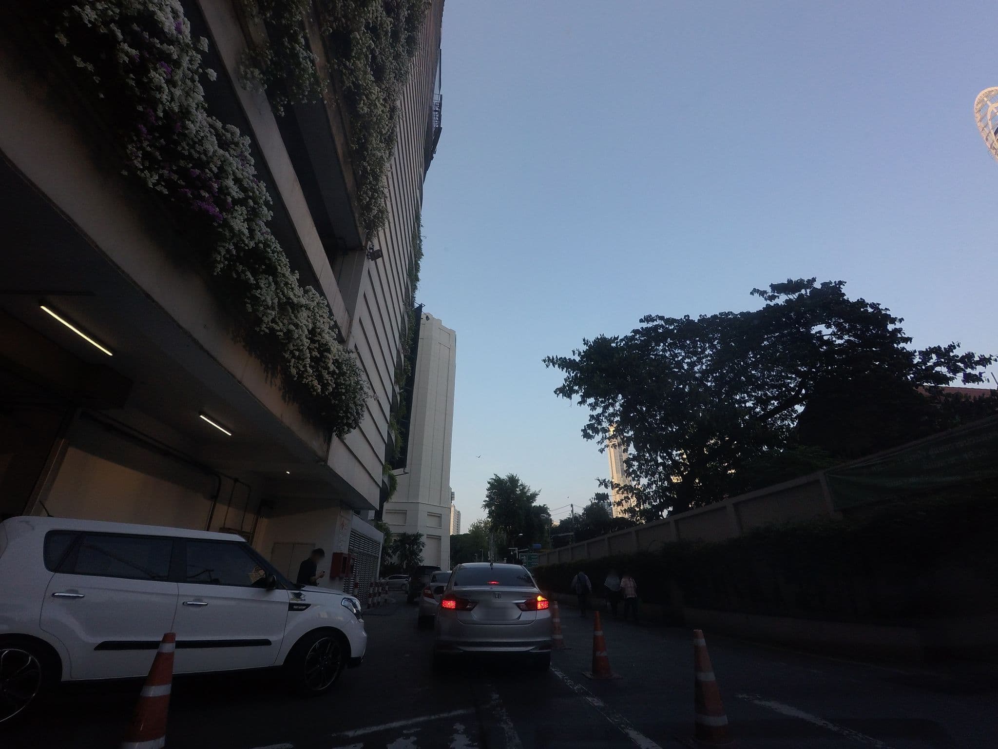 Street view near ทางเข้าโรงแรมsiam Kempinski Hotel, Makkasan — © mishari (CC BY-SA · Mapillary)
