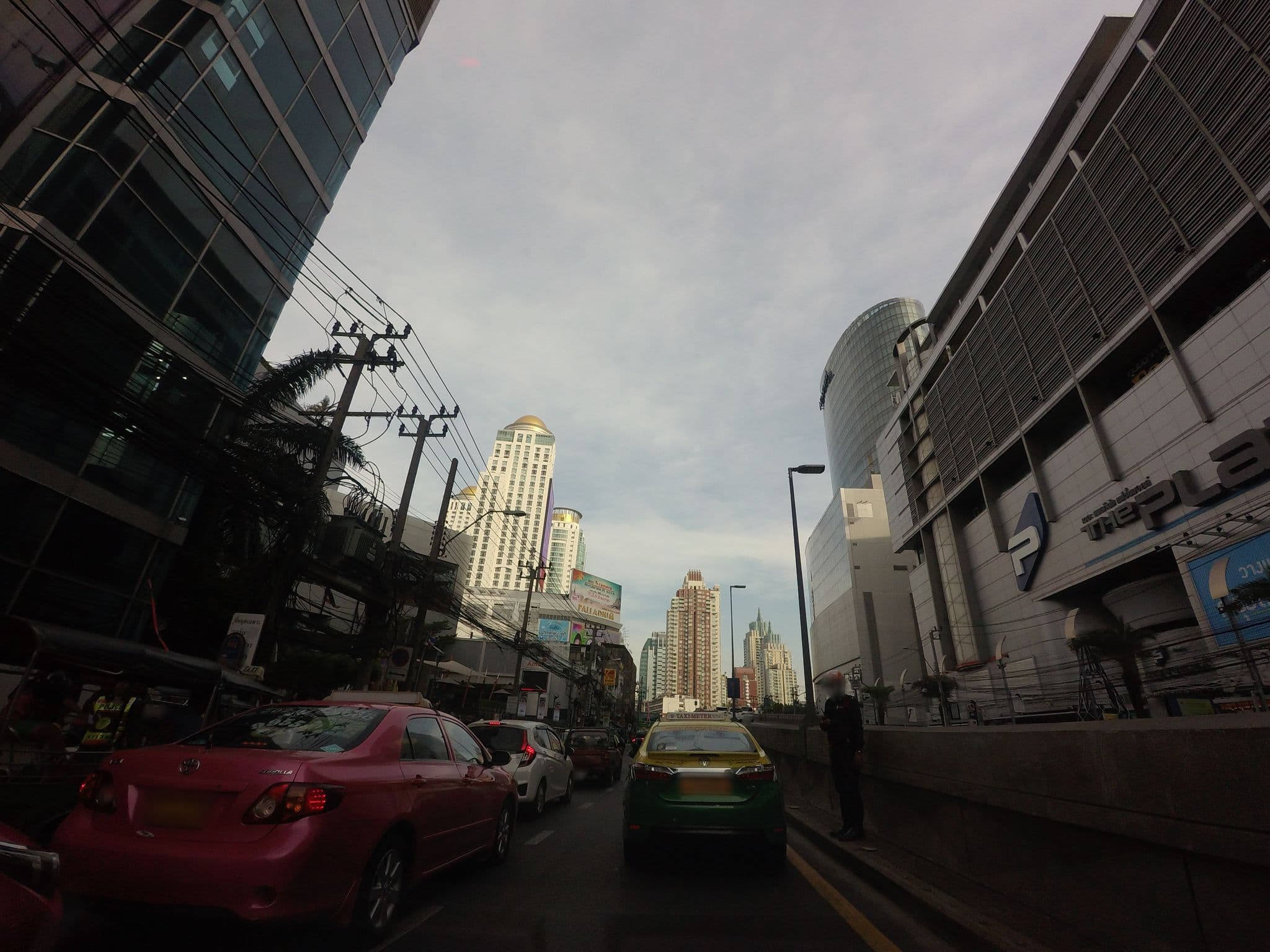 Street view near Fitness Glow Hotel pratumam, Makkasan — © mishari (CC BY-SA · Mapillary)