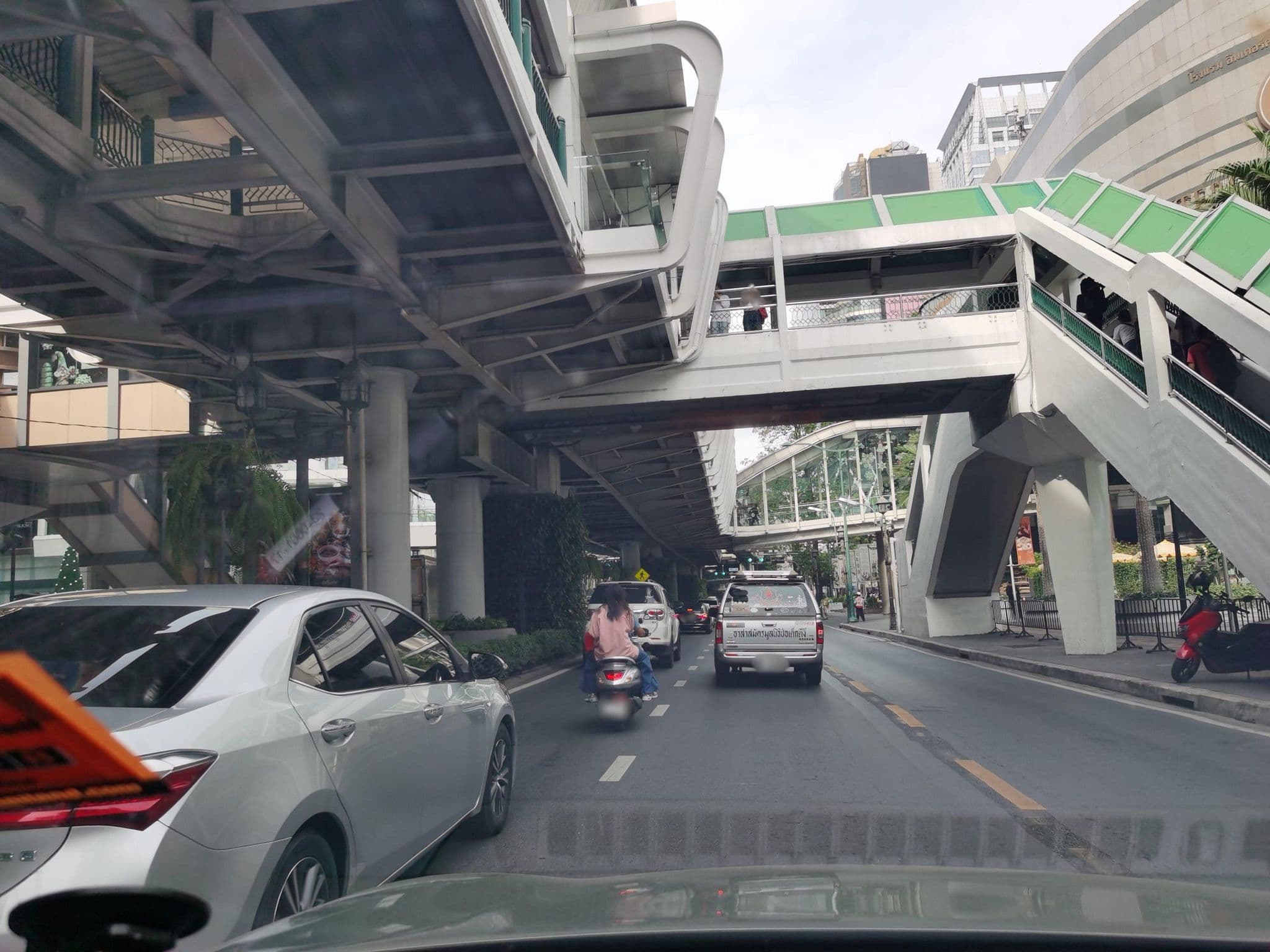 Street view near Grand business inn sukhumvit soi 11, Makkasan — © lin_wang (CC BY-SA · Mapillary)