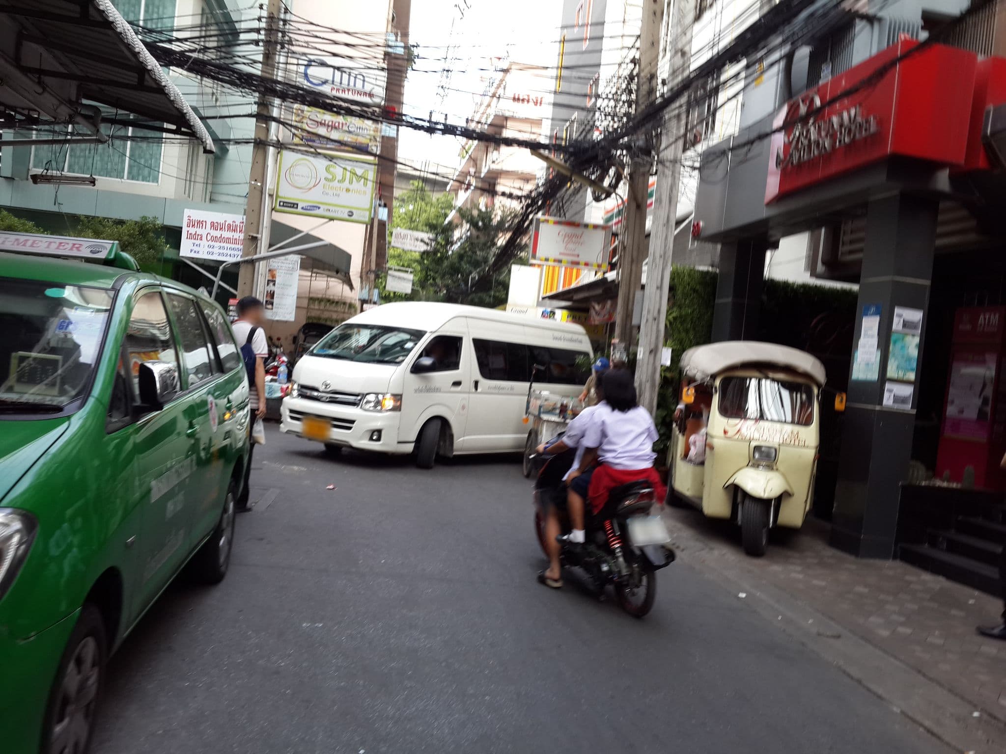Street view near Letouche Hotel, Makkasan — © mishari (CC BY-SA · Mapillary)