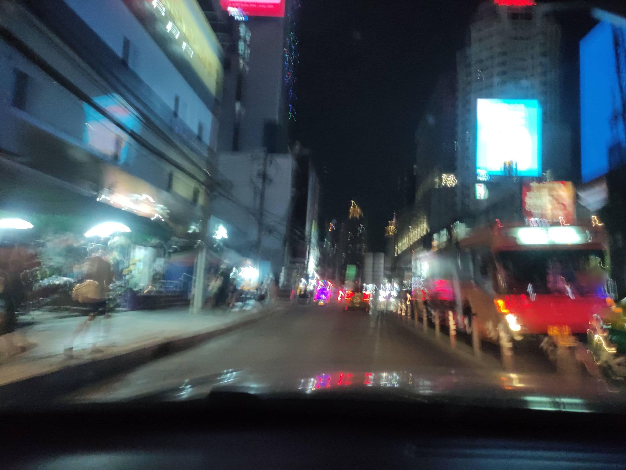 Street view near 25th Floor @ Centre Point Hotel, Makkasan — © kasetitkml_pipitchai (CC BY-SA · Mapillary)
