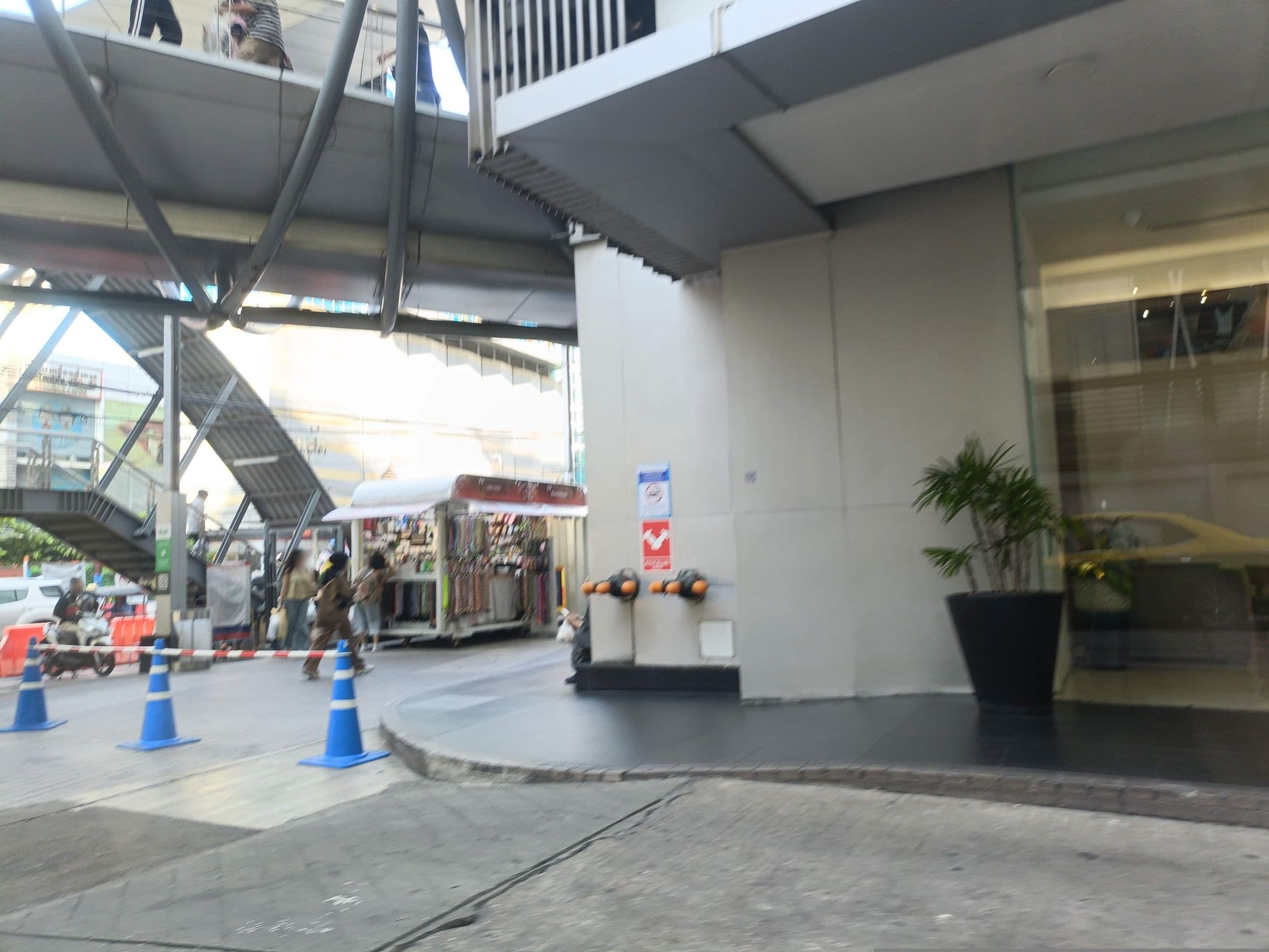 Street view near Glur Central Pratunam, Makkasan — © skillsy (CC BY-SA · Mapillary)
