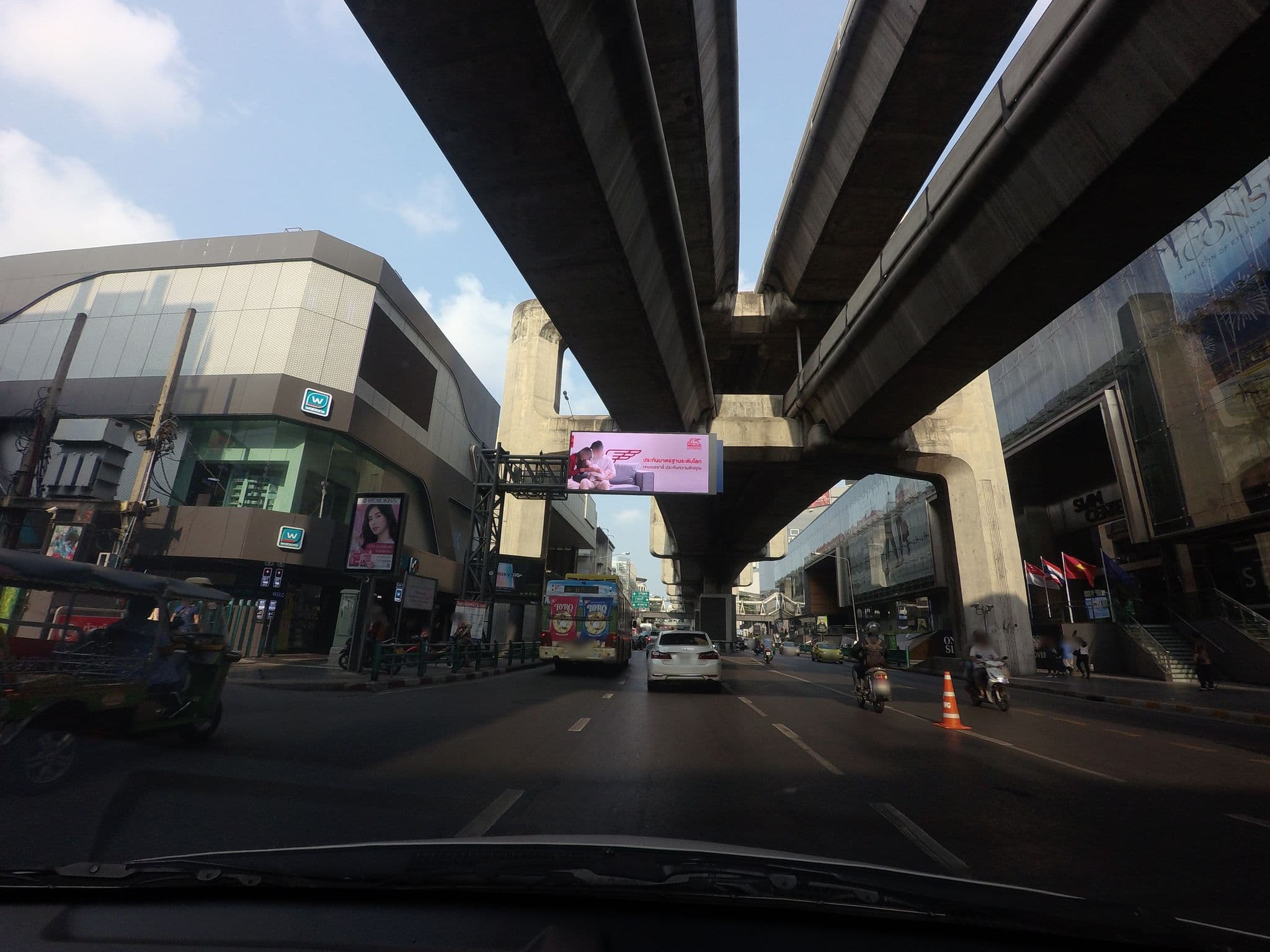Street view near เวสอินน์ คาราโอเกะ, Makkasan — © mishari (CC BY-SA · Mapillary)