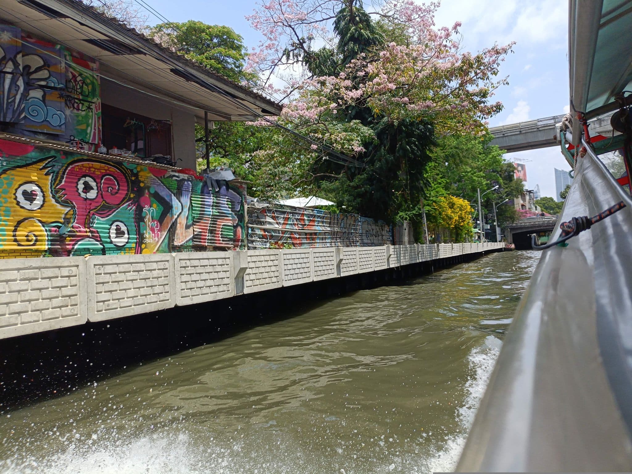 Street view near Pranee Building Bangkok, Ratchathewi — © skillsy (CC BY-SA · Mapillary)