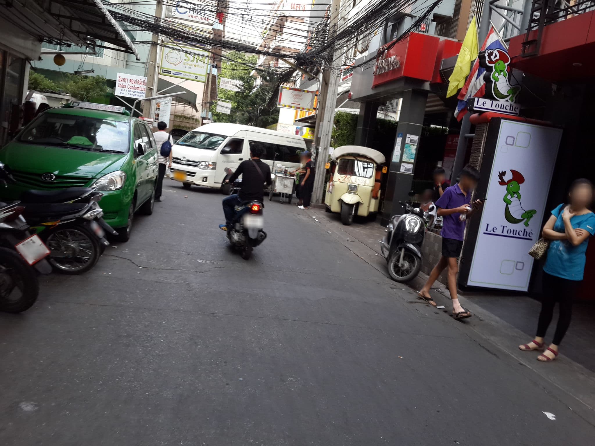 Street view near Grand Omari, Makkasan — © mishari (CC BY-SA · Mapillary)