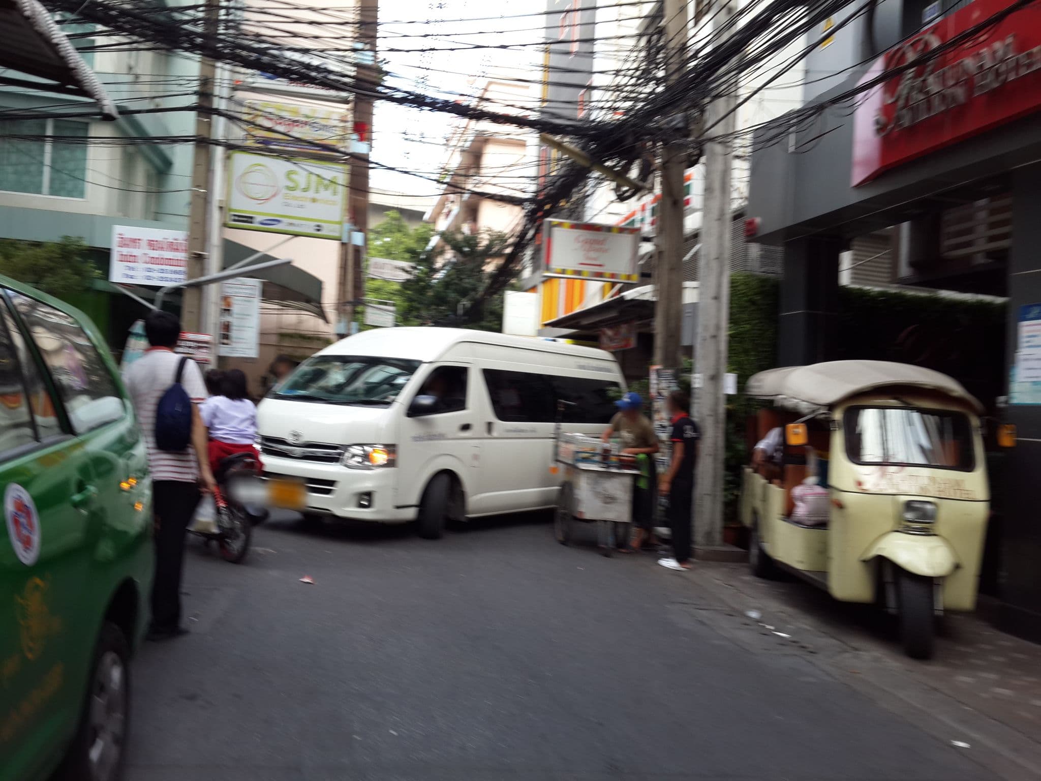 Street view near Pratunam Pavilion Hotel, Makkasan — © mishari (CC BY-SA · Mapillary)