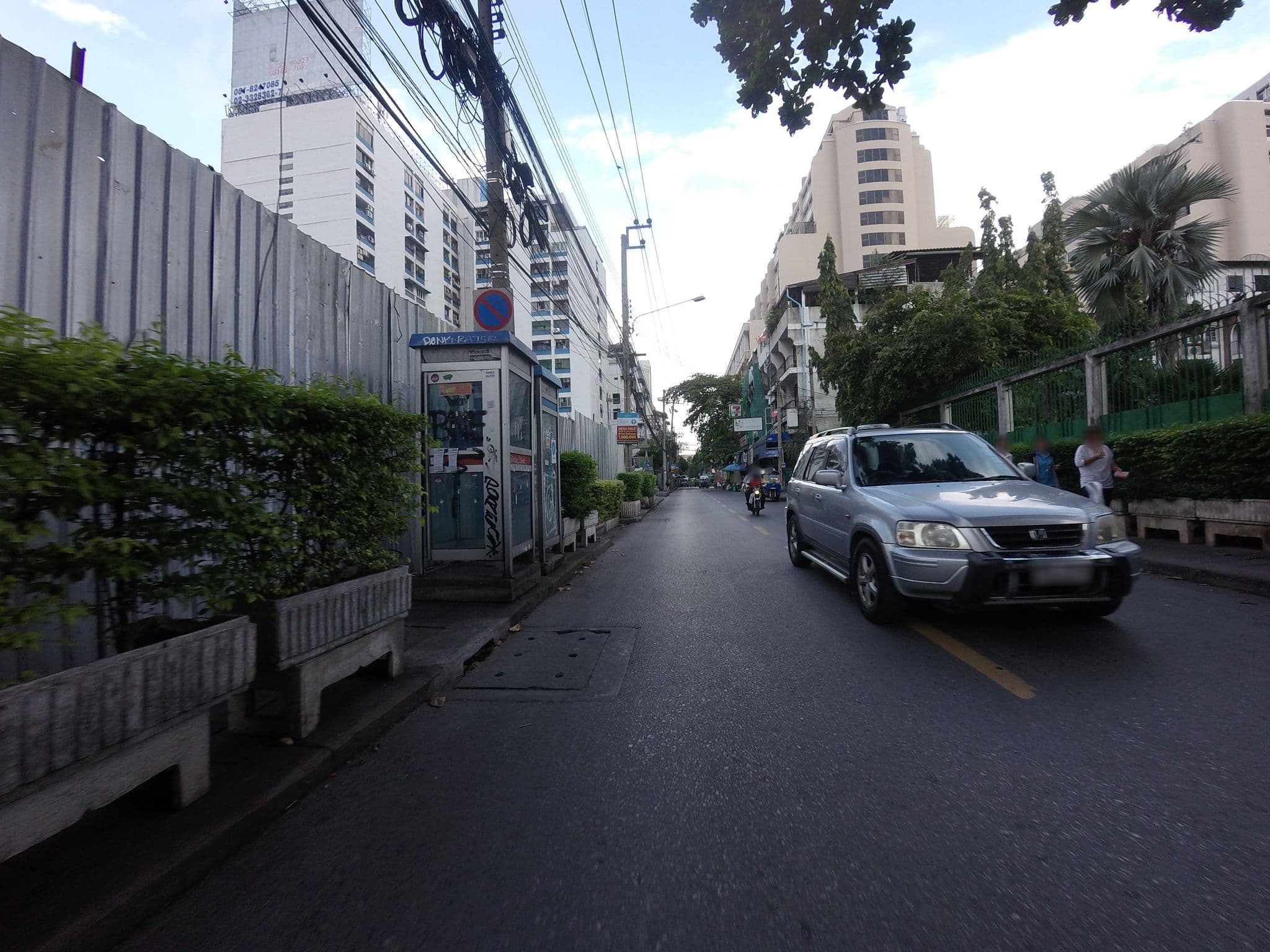 Street view near Golden Palace Hotel, Makkasan — © mishari (CC BY-SA · Mapillary)