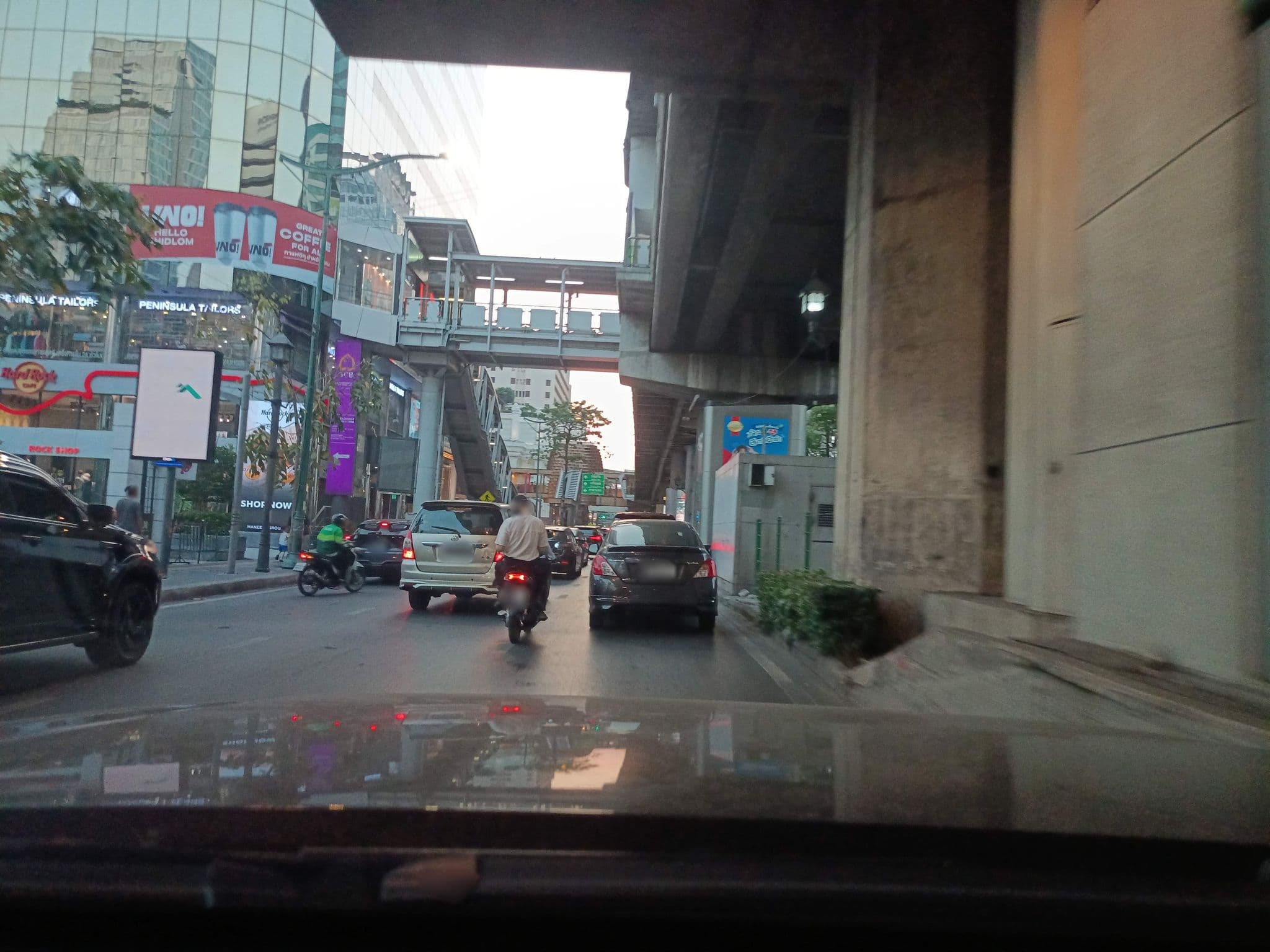 Street view near AK Hostel, Makkasan — © kasetitkml_pipitchai (CC BY-SA · Mapillary)