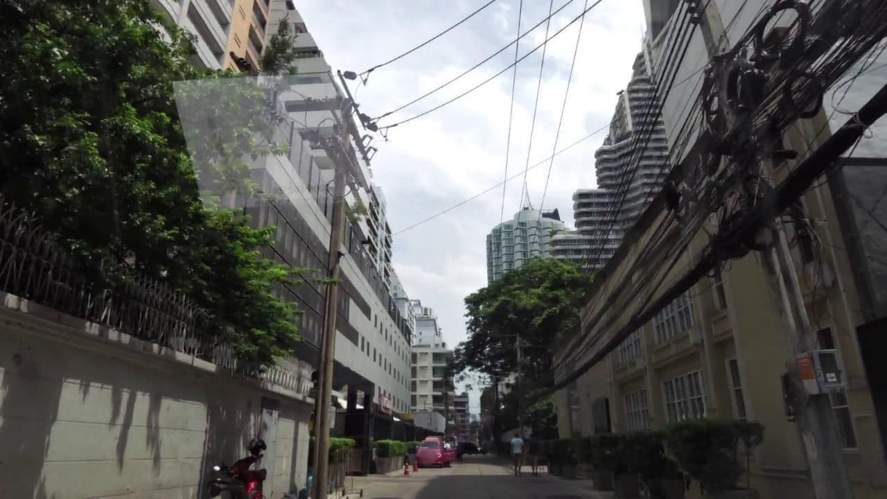 Street view near Radisson Suites Bangkok Sukhumvit, Makkasan — © toffy (CC BY-SA · Mapillary)