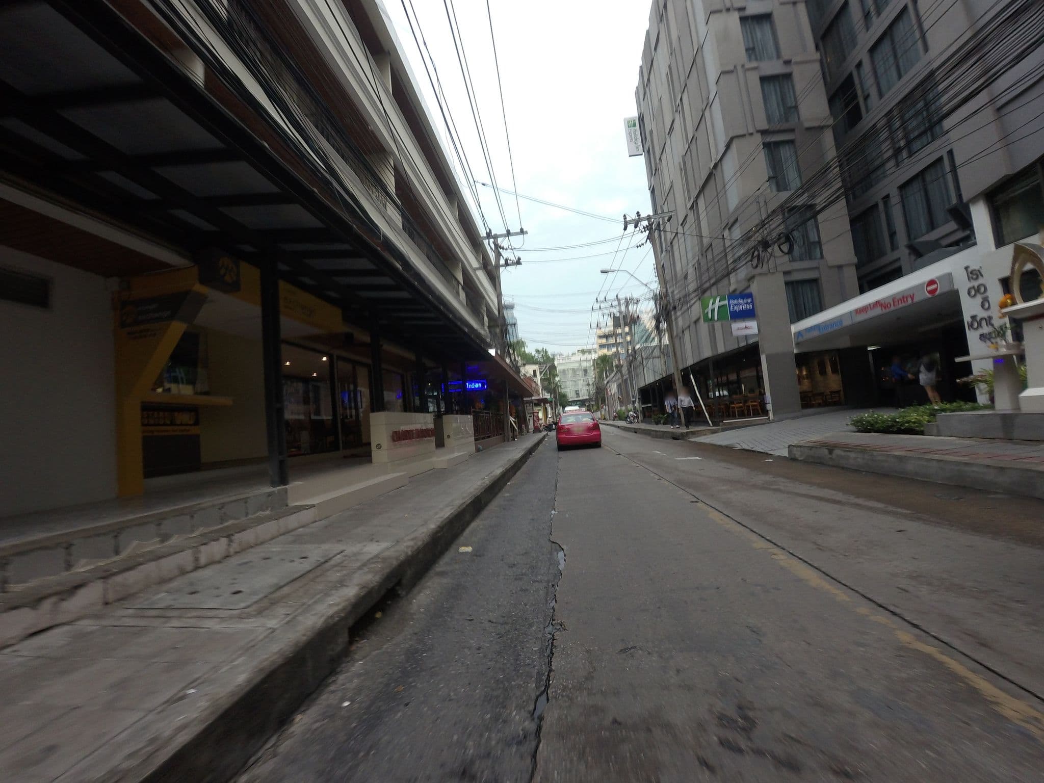 Street view near Club Floor Solitaire Hotel, Makkasan — © mishari (CC BY-SA · Mapillary)