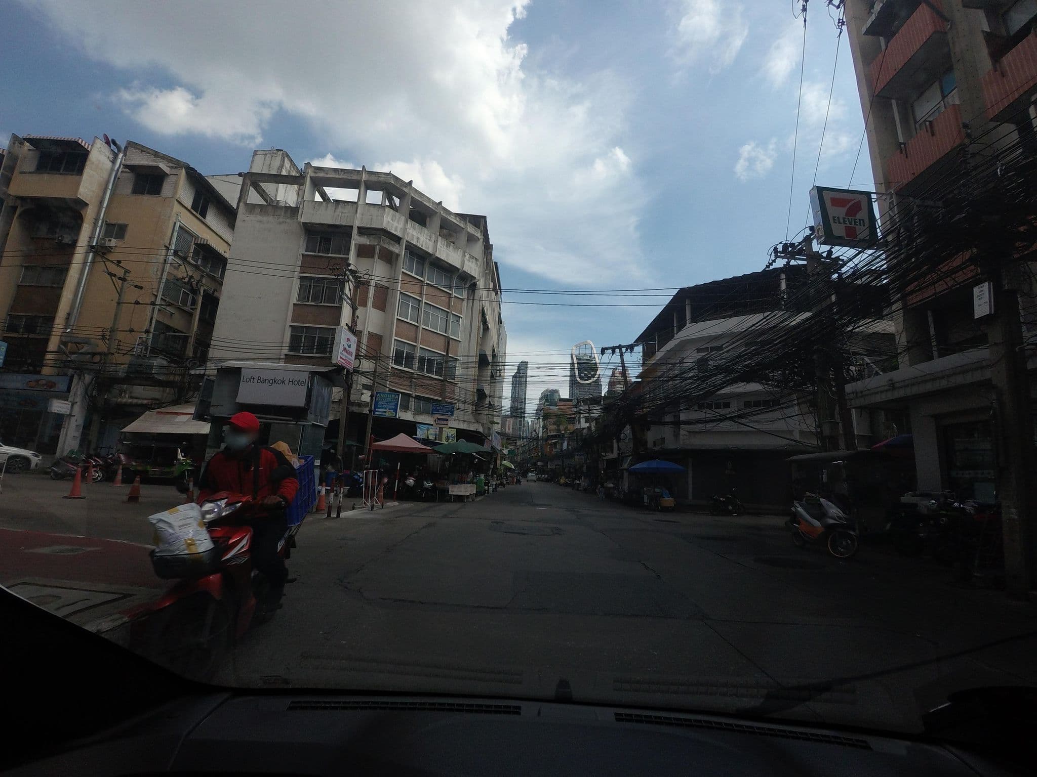 Street view near Ramada Bangkok Hotel, Makkasan — © mishari (CC BY-SA · Mapillary)