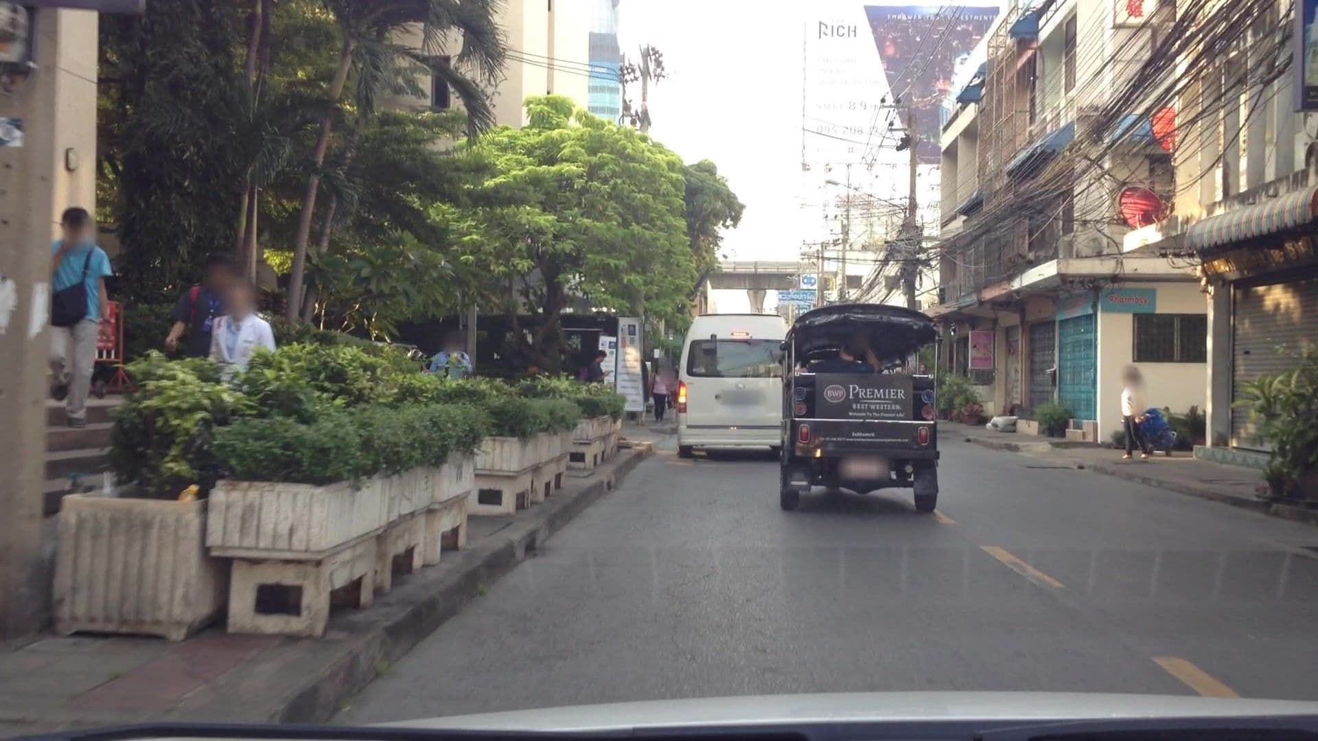Street view near Asia inn Bangkok, Makkasan — © lvl5 (CC BY-SA · Mapillary)