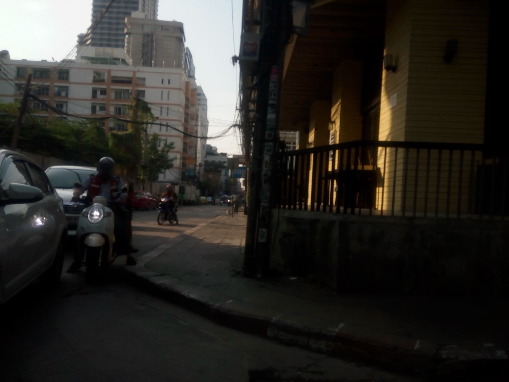Street view near Solitaire Bangkok Hotel, Makkasan — © mapfool (CC BY-SA · Mapillary)
