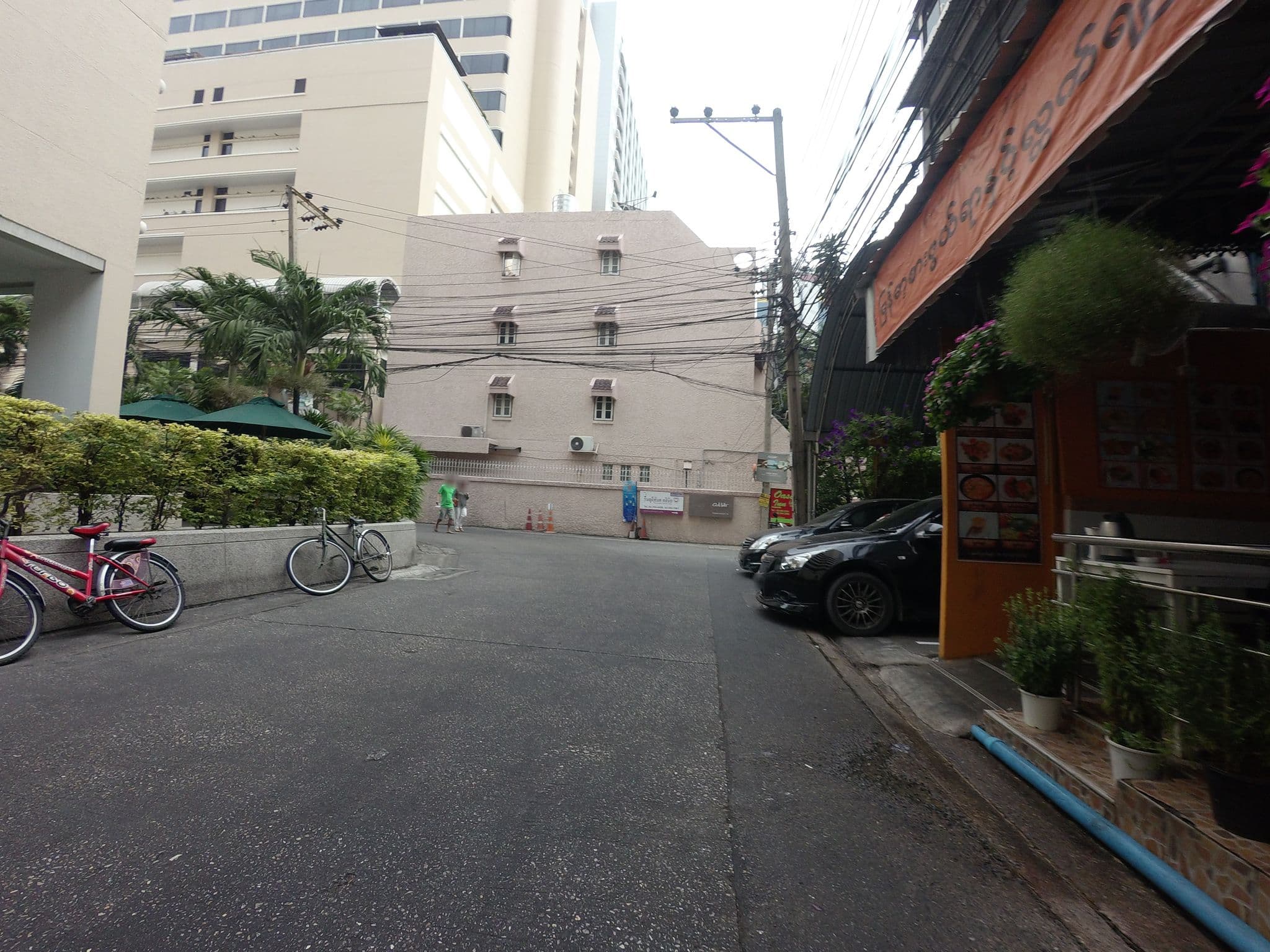 Street view near Slumber Party Hostel, Makkasan — © mishari (CC BY-SA · Mapillary)